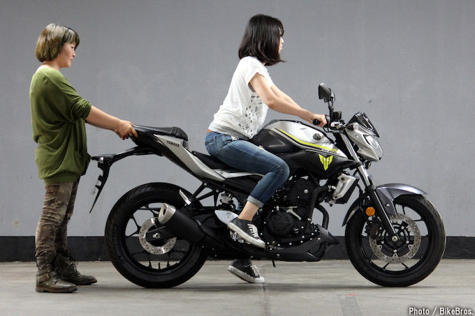 CBR250RRの足つきを160cm157cm155cmのライダーがチェック