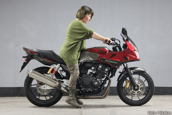 国産400cc定番バイクCB400SF/SBはシート高755mmでチェックする価値アリ