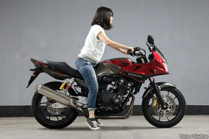 国産400cc定番バイクcb400sf Sbはシート高755mmでチェックする価値アリ トピックス バイクブロス マガジンズ