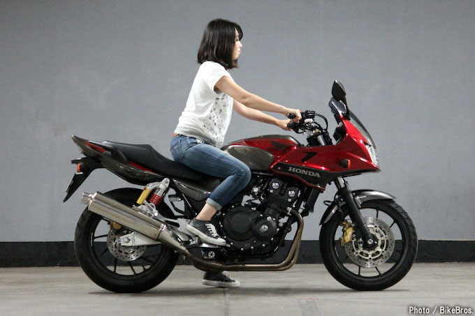 国産400cc定番バイクCB400SF/SBはシート高755mmでチェックする価値アリ