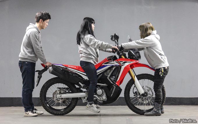 バイク足つきチェック 17年型crf250 Rally Type Ld ローダウンモデルは小柄な女子たちに微笑むのか トピックス バイクブロス マガジンズ