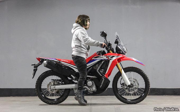 バイク足つきチェック 17年型crf250 Rally Type Ld ローダウンモデルは小柄な女子たちに微笑むのか トピックス バイクブロス マガジンズ