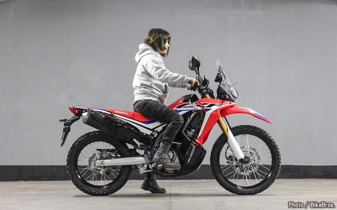 バイク足つきチェック 17年型crf250 Rally Type Ld ローダウンモデルは小柄な女子たちに微笑むのか トピックス バイク ブロス マガジンズ