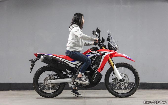 バイク足つきチェック 17年型crf250 Rally Type Ld ローダウンモデルは小柄な女子たちに微笑むのか トピックス バイクブロス マガジンズ