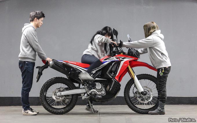 バイク足つきチェック 17年型crf250 Rally Type Ld ローダウンモデルは小柄な女子たちに微笑むのか トピックス バイクブロス マガジンズ