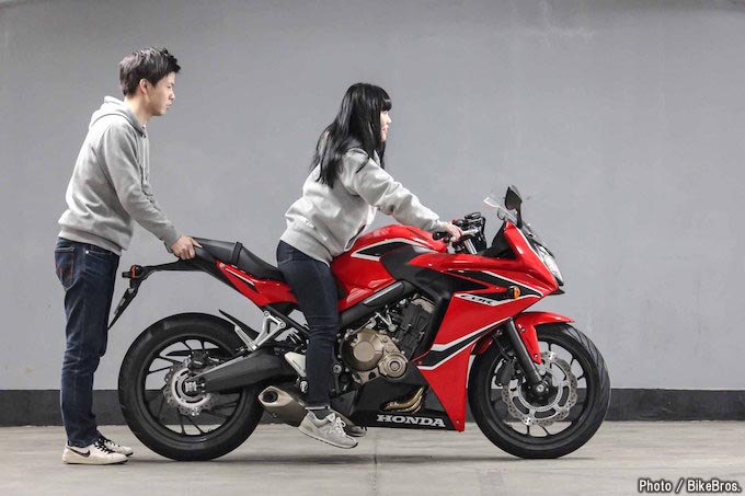 バイク足つきチェック 17年型ホンダcbr650f 開発時のこだわり 足つき性の確保は女子にも当てはまる トピックス バイクブロス マガジンズ