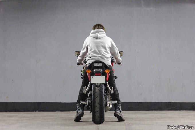 バイク足つきチェック 17年型ホンダcbr650f 開発時のこだわり 足つき性の確保は女子にも当てはまる トピックス バイクブロス マガジンズ