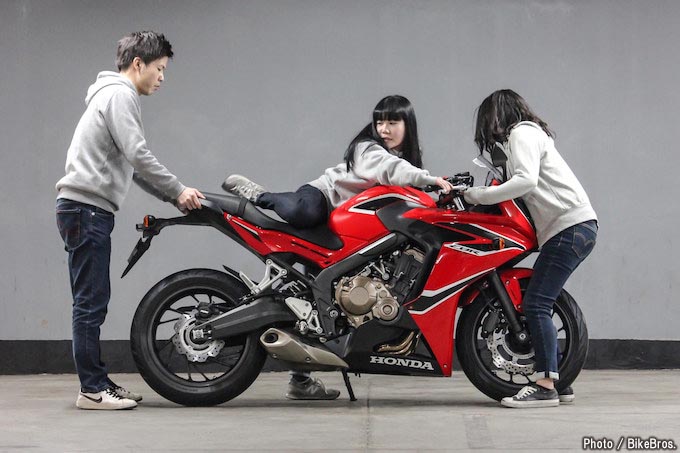 バイク足つきチェック 17年型ホンダcbr650f 開発時のこだわり 足つき性の確保は女子にも当てはまる トピックス バイクブロス マガジンズ