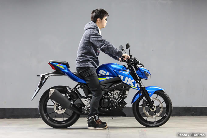 バイク足つきチェック 18年型スズキgsx S125 Abs 125ならgsx Sシリーズでも女子の足つき許容範囲内 トピックス バイクブロス マガジンズ