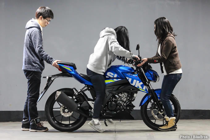 【バイク足つきチェック】2018年型スズキGSX-S125 ABS　125ならGSX-Sシリーズでも女子の足つき許容範囲内？の画像