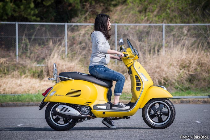 バイク足つきチェック 18年型ベスパgts Super 300 見た目がオシャレな300ccスクーター ベスパの足つきは トピックス バイクブロス マガジンズ