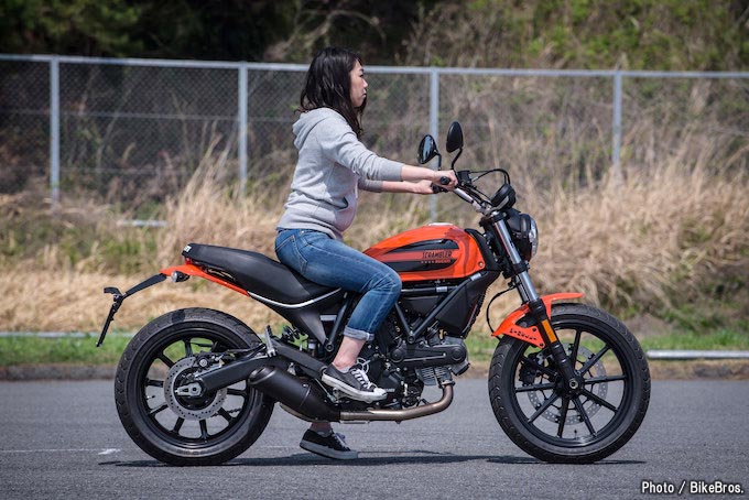 バイク足つきチェック】2017年型ドゥカティSCRAMBLER Sixty2 中型免許