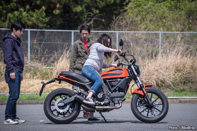 バイク足つきチェック 17年型ドゥカティscrambler Sixty2 中型免許で乗れるドゥカティ その足つきは トピックス バイクブロス マガジンズ