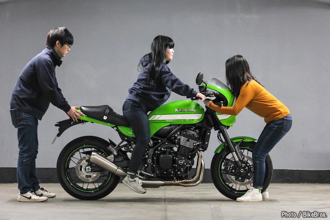 バイク足つきチェック 18年型カワサキz900rs Cafe カフェレーサー仕様の大型バイク 女子たちの足つきは トピックス バイクブロス マガジンズ