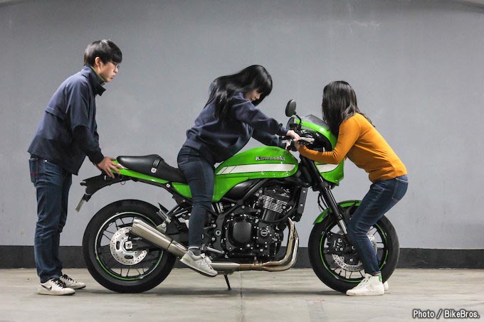 バイク足つきチェック 18年型カワサキz900rs Cafe カフェレーサー仕様の大型バイク 女子たちの足つきは トピックス バイクブロス マガジンズ