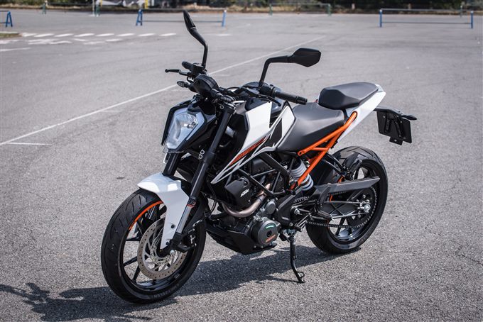 バイク足つきチェック 18年型ktm 250duke レースの遺伝子を受け継いだ250ccマシンの足つきはどうか トピックス バイク ブロス マガジンズ