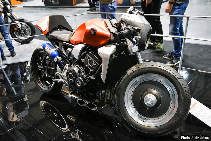 【EICMA2018】フロント片持ち車も登場！ホンダブースの過激なCB1000Rカスタム の画像