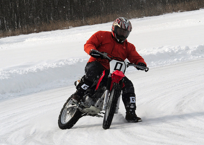 氷上をバイクで走る!! 北海道アイスサーキットトレーニングを開催