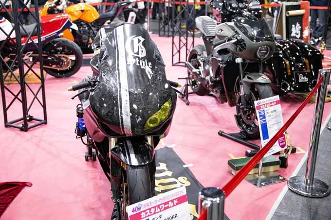 大阪モーターサイクルショーに個性派カスタムが勢ぞろい！ 恒例イベント「カスタムワールド」2024の勝者は！！の画像01