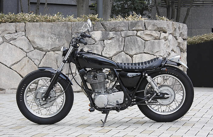 週刊カスタムレポートで紹介したブラットスタイル製作の“SR STREET TRACKER”がYOHKOさんの愛車である。