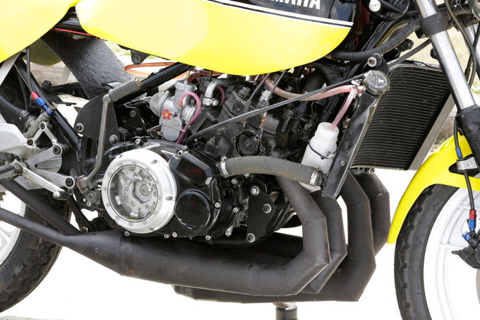 シリンダーから突き出す4本チャンバー!? RZ250R×2＝並列4気筒エンジンを自作!!の画像