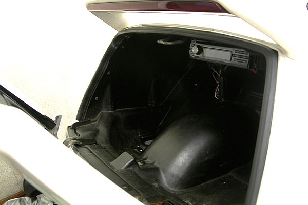 1DINのオーディオは邪魔にならないようリアトランクの上部に設置。日常の利便性も重視した。