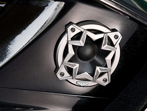 インナーカウル部分には、デザイン性と高品質で人気が高いキッカー社のスピーカーをビルトイン。外装だけでなく、インナーまでもアイスパールブラックダイヤモンドに仕上げ、見た目から高級感を漂わせている。