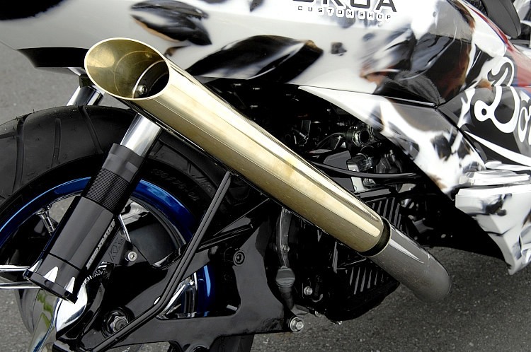 飲料ドロリッチの特徴でもある金の付属ストロー。これをバイクに置き換えて再現できないものかと試行錯誤し、辿り着いたのが真鍮サイレンサー。性能やカッコ良さもしっかりと追求しているあたりはさすが。