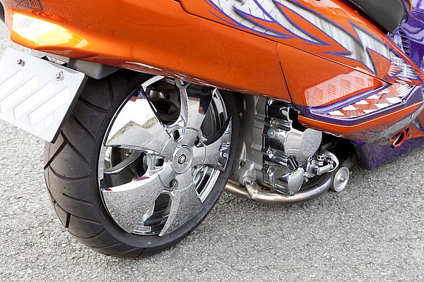 リアホイール部にスピナーを装着した第1号がこの車両。マフラーが左側になったことを利用して装着したクルクル回るスピナーは今見てもスタイリッシュ。細かいパートの仕上がりさえスキなしの完成度といえよう。
