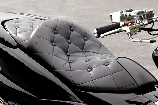 ダイヤタックにボタン処理したアピール度の高いシートは、バイクショップ クリーンのオリジナル。表皮はブラックの本革を採用し、渋いながらも高級感を放つなど、シートも車体のコンセプトにぴたりとハマる。