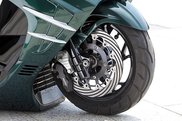 バイクレース界でもその名を知られる、プラスミューにオーダーして、レースタイプのビッグローターを装備。さらにニッシンの6POTを組み合わせ、強靭な制動パワーを実現!!　ルックスのインパクトも申し分ない。