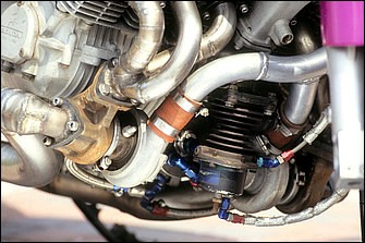 空冷4ストDOHC4バルブ直6エンジンは、ワイセコφ68㎜ピストンで1047→1163㏄に。通常のオイルクーラー位置に置かれるのはインタークーラー（過給新気を冷やす/ダイハツ･ミラターボ用を加工）で、そのためにクランクケース前にあったオイルフィルターをケース左に移設