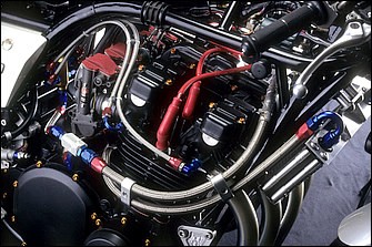 独自の理論に基づいてオイルラインが増設された空冷並列4気筒は、アリアス製ピストンで排気量を1015→1197ccに拡大。カムはヨシムラST-2で、エンジン内部にはナイトロレーシング製Z用対策パーツを数多く投入している。キャブレターはTMR-MJN