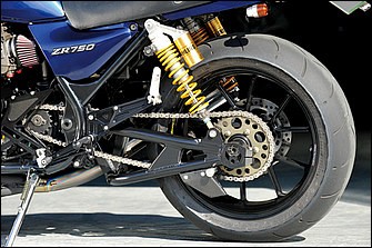 リヤアームはZXR400純正だが、パワー、メインフレーム、タイヤ入力などとの剛性バランスを取るために各部に補強を追加したSPL品。キャリパーは前後AP製でディスクはF:ブレンボφ320mm、R:GSX-R純正流用の構成