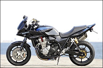 ベースは'08年式のホンダCB1300スーパーボルドール。フロントまわりはオーリンズ製φ43mm正立タイプ（ブラック）フォークとウイリー製ステムキットで構成されている。シックな立ち姿はオトナの味わい