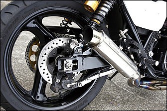 スイングアームはOVER製を装着。リヤブレーキまわりに関してはGSX-R1100純正をほぼそのまま流用。とは言えパッケージング、性能バランスはしっかり考えられてのことだ。マフラーは同店オリジナル品だ