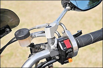 右スイッチまわりはブレンボラジアルマスター（クラッチマスターも同）、ハイスロ、マジカル製ミラー（ブラケットはワンオフによるロータイプ）などで構成。ハンドルはEZフラットロー。この後STACKメーターも装着