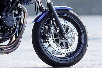 フロントフォークはFZR750用φ41mm（STDはφ36mm）を流用。これにオリジナルの延長キットを組み合わせることで全長を50mm伸ばしている。エクステンションではこうしたZ系のディメンション補正に合わせた加工やセッティングも行っている