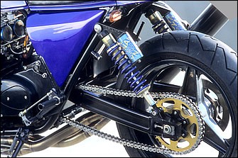 Z1-R・STDで前後2.15-18サイズ（Z1R-IIではZ1～Z1000Mk.IIと同じ1.85-19/2.15-18）のホイールは以前は180タイヤを履くほどのワイドだったが、今回の再カスタム化で前3.50-17/後5.00-17サイズのダイマグ3本スポークに変更し、適正化を図る