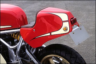 フロントカウルおよびシングルシートカウルはレーサーのTZ250用をベースにして、この写真で分かるようにヘッドライト/テール&ブレーキランプ等保安部品を追加したもので、そうとは思えないほどに違和感がない。外装系のカスタムペイントはアルファレイズデザインが担当した