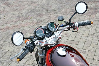 フロントフォークはヤマハXJR1300用純正φ[36→]43mmだが、ステムはキヨナガによるオリジナルのアルミ削り出し品として、フォークオフセットを調整する。アクティブ製ハイスロキットとホンダRC30用ブレーキマスターの組み合わせは、この時代の車両のカスタムには定番中の定番アイテムだ