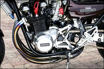 キャブレターはケーヒンのFCRφ37mmをチョイス、マフラーはヨシムラ・チタンサイクロン、オイルクーラーはアールズ9インチ13段を装着している。クラッチは元から油圧駆動へと変更されていたモノだが、その後、STDカバー内部に油圧システムを収める方向で手直しがなされている