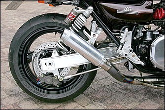 スイングアームもヤマハXJR1300用を加工流用している。リヤホイールは［2.15-18→］5.50-17で、タイヤはフロント同様にM1で5.50-17サイズ。リヤショックはWP製に、AP製キャリパーを含むリヤブレーキまわりもアップグレイドされて、これらのトータルバランスで走りの安心感につなげているわけだ