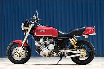 ベースは'80年式のホンダCBX（空冷6気筒24バルブエンジンを積むホンダのフラッグシップ。同車のデビューは'78年。初期型は103psだったが、この'80年モデルからは96psとして、その分、中低速の扱いやすさを向上した）だが、外装を純正色でリペイントすることでレストアしてある