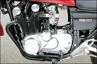 エンジンはSTDを耐熱ブラックでリペイントしてリフレッシュ。ちなみにGS750は'77年の国内デビュー。スペックはボア×ストローク＝65×56.4mmの748cc。当時のメーカー発表では68psを8500rpmで発揮した。この車両は'77年式で、翌'78年には星型キャストホイールを履いたGS750Eもラインナップされた