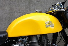 「以前はレッドでした」というアルミタンクをカラーチェンジ。イメージソースは HONDA CB400 FOUR のカラーリング。