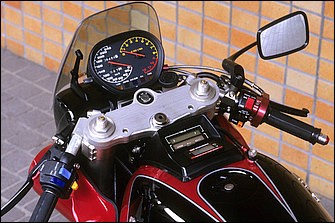 トリプルツリーとφ[37mm正立→]41mm倒立フォークは'90GSX-R1100。回転計/速度計一体型メーターはカタナのSTD。また燃料タンク上の液晶インジケーターは、カワサキGPz流用。これ用のセンサーを動かすためタンクも大幅加工