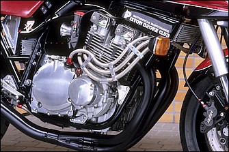 エンジンはGSX1100S用（72×66mm。750Sは67×53mm）に換装し、STDで使用（現在は180ps仕様に他店で換装）。吸排気はTMRφ41mmキャブ＋ツキギデクスター改エキパイに変更。オイルホースの取り回しにも中村さんの遊び心が