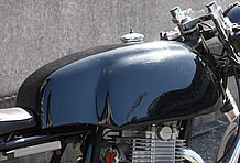 ブルックランズ製のNORTON・MANX FRPタンク。伝説の名車を目指したカスタムをする上で欠かせないポイントだ。