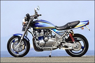 倒立フォーク（ゼファー1100STDはφ43mm正立）はGSX-R750の流用品だが、そのままゼファーに使うと全長が足りないため(前下がりになってしまう)、オリジナルの延長キットを製作。このあたりのディメンション調整は、自身もレースに参戦してきた清永さんの得意とするところだ